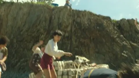 Smugglers.2023.1080p.WEB-DL.Hindi.5.1-Korean.ESub.x264-HDHub4u.Tv.mkv.0002.th.jpg