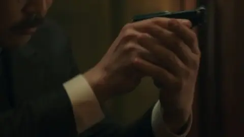 Phantom.2023.1080p.BluRay.Hindi.5.1-Korean.ESub.x264-HDHub4u.Tv.mkv.0002.th.jpg