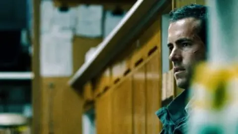 Safe.House.2012.1080p.BluRay.Hindi.5.1-English.5.1.ESub.x264-HDHub4u.Tv.mkv.0007.th.jpg