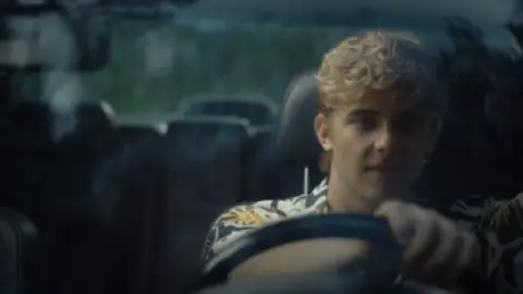 Absolute.Beginners.S01E05.1080p.WEB-DL.Hindi.5.1-English.5.1.ESub.x264-HDHub4u.Tv.mkv.0005.th.jpg