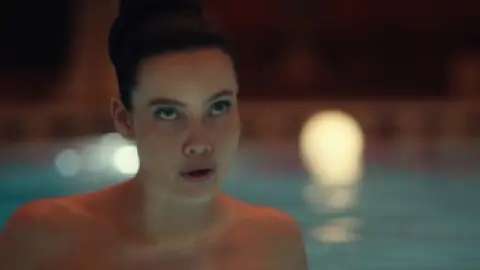 The.Invitation.2022.1080p.WEB-DL.Hindi.English.AAC.5.1.ESub.x264-HDHub4u.Tv.mkv.0005.th.jpg