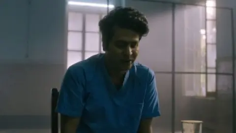 Dracula.Sir.2020.1080p.WEB-DL.2.0.x264-HDHub4u.Tv.mkv.0008.md.jpg