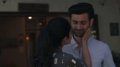 Dharavi.Bank.S01E03.720p.WEB-DL.AAC.2.0.ESub.x264-HDHub4u.Tv.mkv.0005.th.jpg