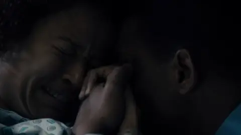 Concussion.2015.1080p.BluRay.Hindi.5.1-English.5.1.ESub.x264-HDHub4u.Tv.mkv.0008.md.jpg