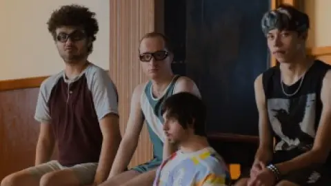 Champions.2023.1080p.WEB-DL.Hindi.ORG-English.ESub.x264-HDHub4u.Tv.mkv.0007.th.jpg