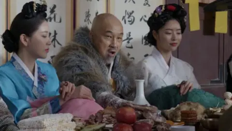 The.Assassin.2023.1080p.WEB-DL.Hindi.ORG-Korean.ESub.x264-HDHub4u.Tv.mkv.0005.md.jpg