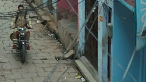 Kaalkoot.S01.E02.Hindi.1080p.WEB-DL.5.1.ESub.x264-HDHub4u.Tv.mkv.0002.md.jpg