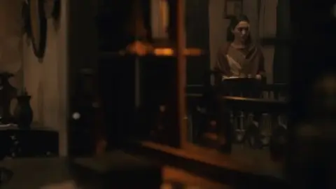 Dracula.Sir.2020.1080p.WEB-DL.2.0.x264-HDHub4u.Tv.mkv.0005.md.jpg