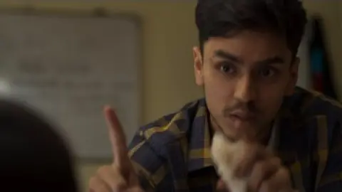 Hostel.Daze.S02.E03.Hindi.1080p.WEB-DL.5.1.ESub.x264-HDHub4u.Tv.mkv.0003.th.jpg