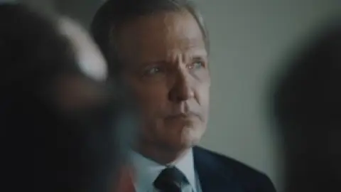 BlackBerry.2023.1080p.BluRay.Hindi.5.1-English.ESub.x264-HDHub4u.Tv.mkv.0000.th.jpg