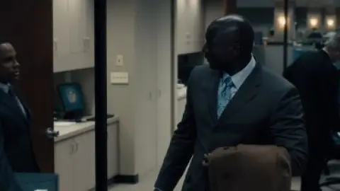 Concussion.2015.1080p.BluRay.Hindi.5.1-English.5.1.ESub.x264-HDHub4u.Tv.mkv.0005.md.jpg